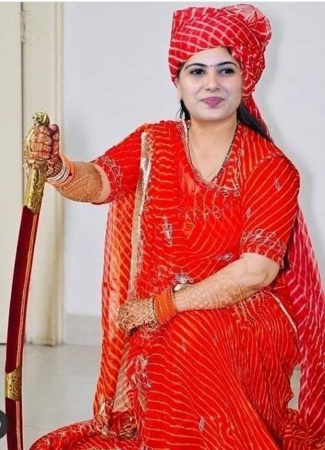 उतर जाए दिल से तो क्या हीरा और 
बस जाए दिल मैं तो क्या ख़ाक।

#JayaKishori