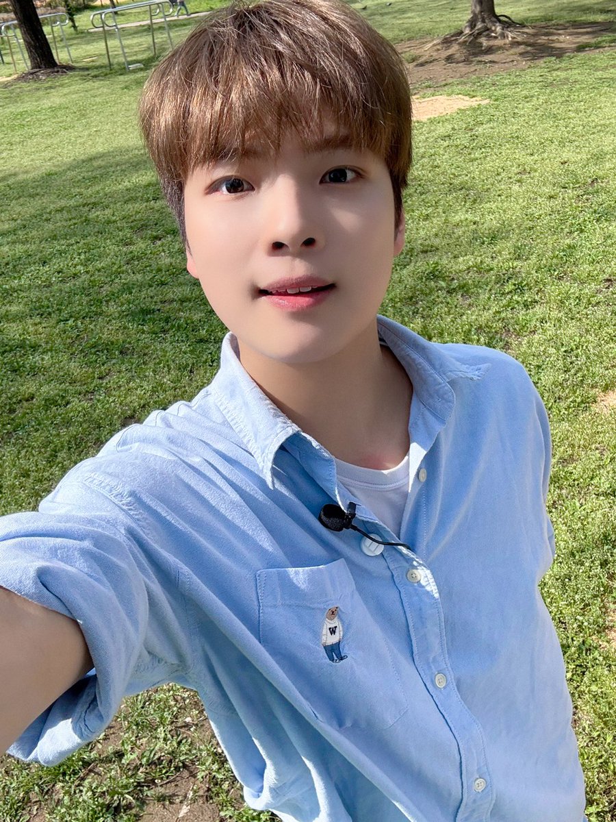 GHOST9OFFICIAL's tweet photo. [📸]

고스티! 날씨가 더워지기 전 봄나들이 막차 탑승하는 것 어때요?
더워지더라도 달달한 아이스크림 먹으며 올여름도 해삐하게 지내요☺️☺️🍦🍦

#GHOST9 #고스트나인
#CHOIJUNSEONG #최준성 https://t.co/4VLIfrUK8r