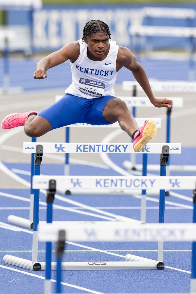 KentuckyTrack's tweet photo. 🚨Top-10 mark🚨

Anthony Waterman posts the ninth-fastest time in UK history in the men's 400m hurdles prelims (52.18)!

#WeAreUK | #UKTF https://t.co/WQGUphCIX0