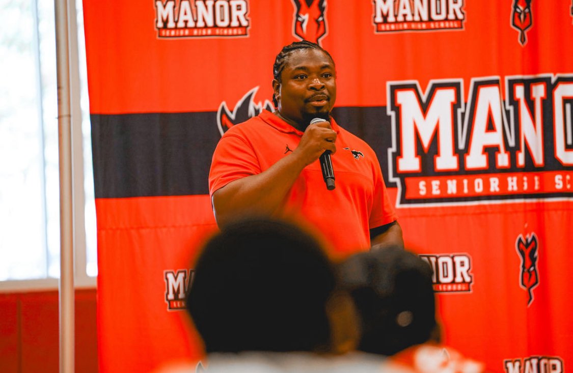 Coachallen46AB's tweet photo. I'm grateful for the chance to plan and host the third annual junior high visit. I knew I was pulling out the retro Jordan 1’s this year. Red is my color! https://t.co/Jg8lBaPFYx