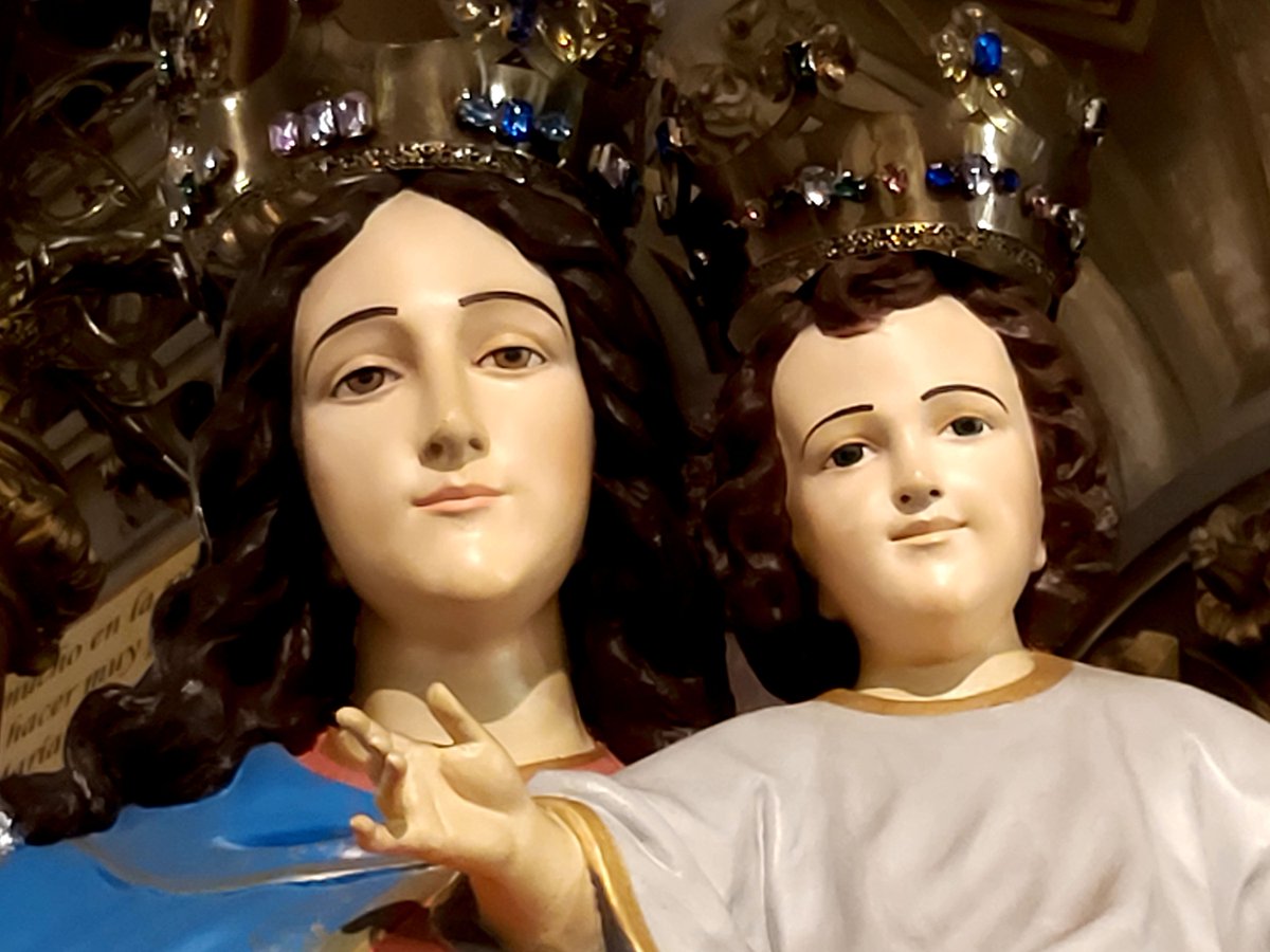 "Iré viajando por tu ternura,
Mamá de mi Señor,
viviente mapa hacia Aquél
que busca mi corazón.
Espejo y brújula,
tus ojos orientan
dónde iré.
El rumbo hacia mis hermanos
al besar tus pies sabré".
#MaríaAuxiliadora