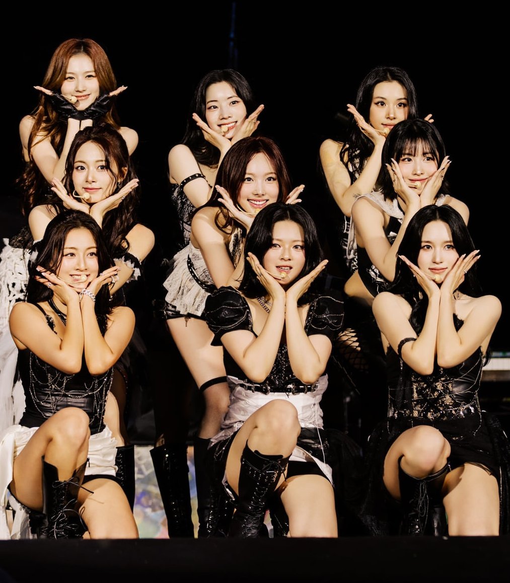 godmitzu's tweet photo. TWICE is expected to perform around 20 songs for their 1.5 hour long Lollapalooza headliner set in front of a massive crowd. https://t.co/d1cJiaKUKW