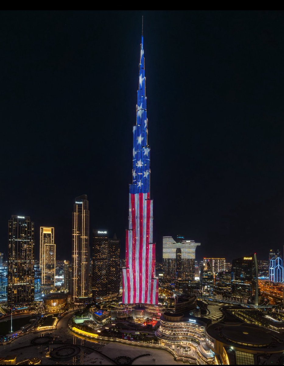 Bandera de #usa en el #burjkhalifa por la presencia de <a href="/realDonaldTrump/">Donald J. Trump</a>