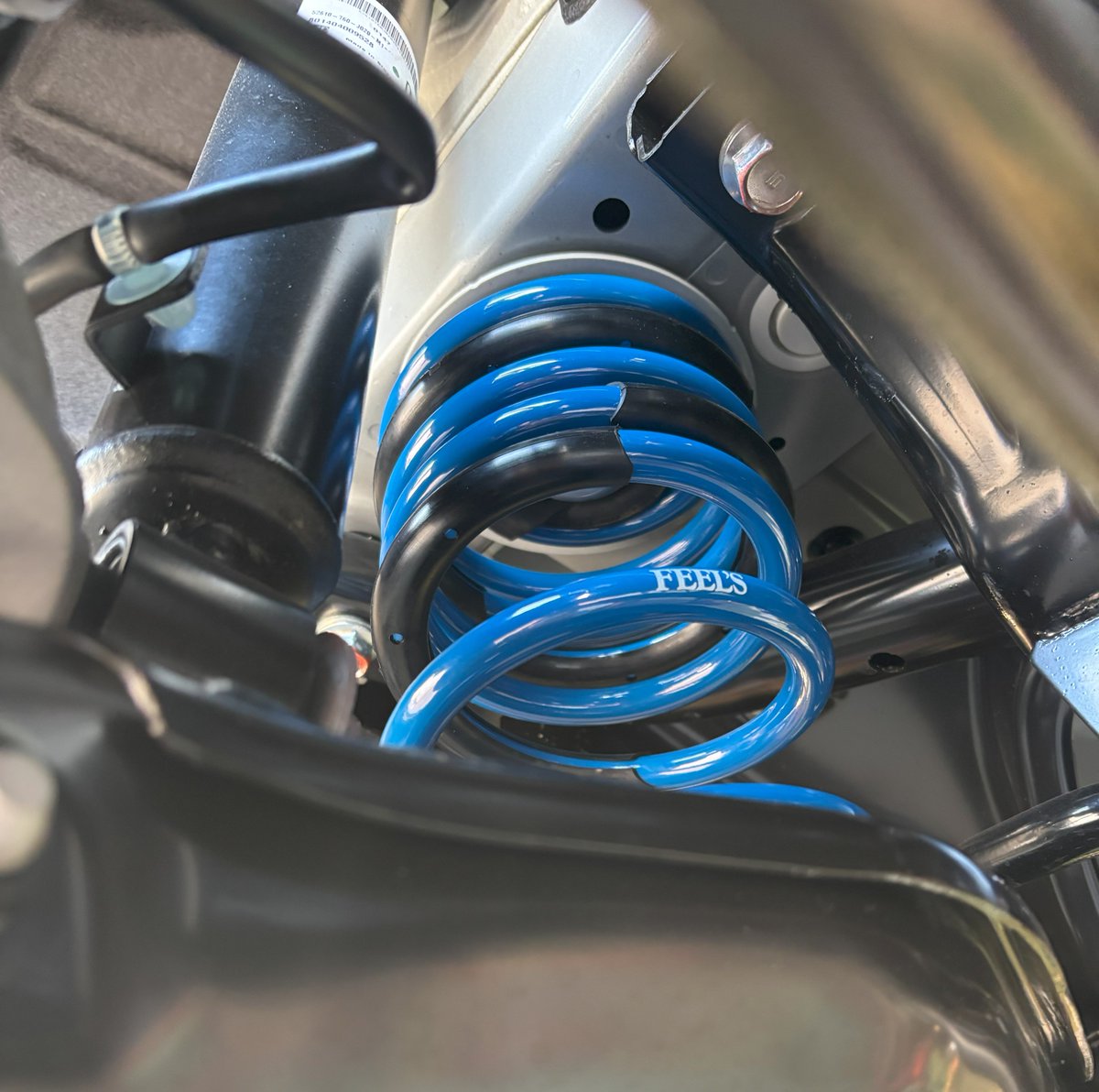 HONDATWINCAM's tweet photo. #ホンダツインカム 新商品情報

#シビックタイプR #FL5 用ダウンサス開発完了しました‼️

純正から約20mmダウン(社内測定値)
バネレート約10%アップ

街乗りからサーキットまで対応し、各モードに対応‼️

お値段は￥60,500-(税込)
詳細は各店舗までお問い合わせください。 https://t.co/bKdVvf7N3q