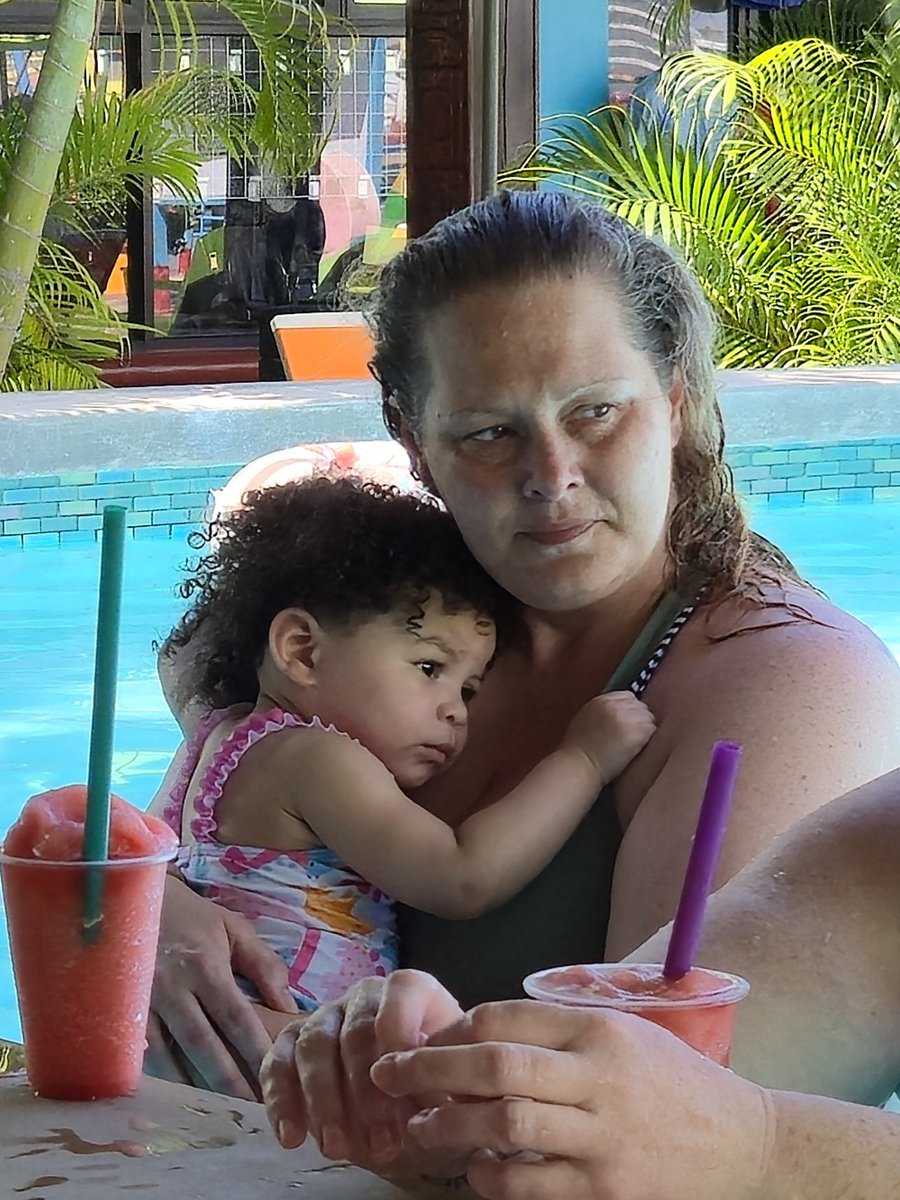 kclightup's tweet photo. Wife and goddaughter loving poolside #Balize 🇧🇿 https://t.co/L6mebLAv97