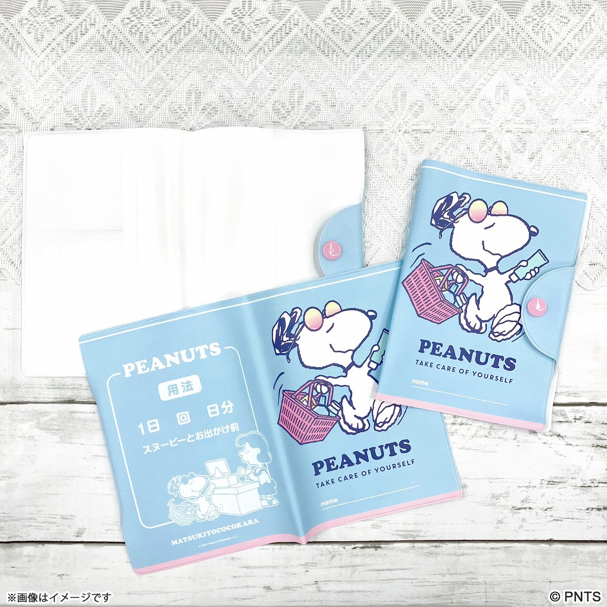 matsucoco_co's tweet photo. 💫おくすり手帳ケース
限定店舗で #PEANUTS のグッズを発売中！

カードも入る実用的なうれしい仕様🎶
スヌーピーとお出かけ前にいかがですか🚗
 
#マツキヨココカラとスヌーピー 
#peanuts
#snoopy https://t.co/1eEibXeEjh
