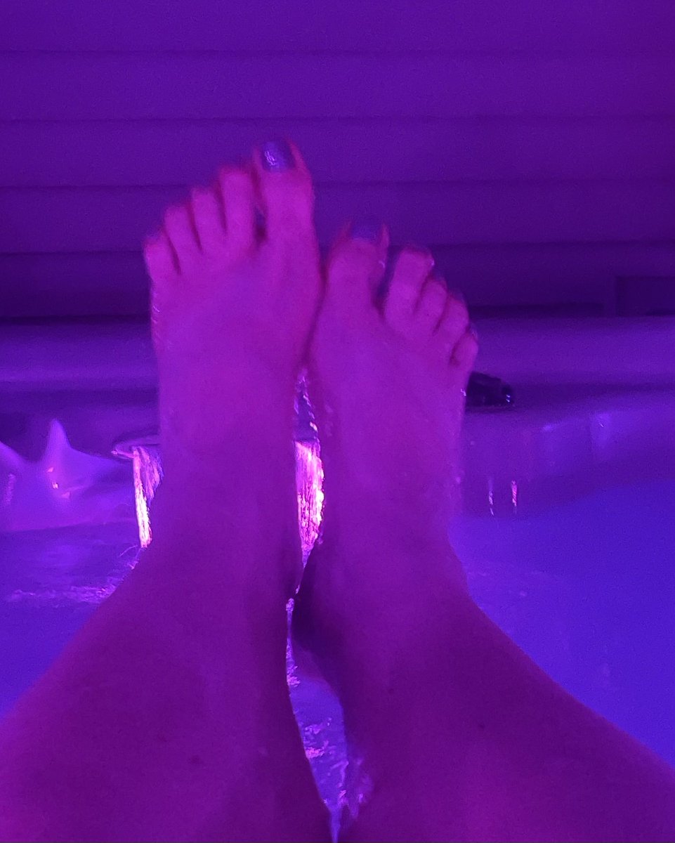 PediForce's tweet photo. Hot Tub evening is cool #wishediwasthereoruwerehere #perfecttemp #wonderifneighborswatched #goodnightforthishere https://t.co/EqYixKJRBg