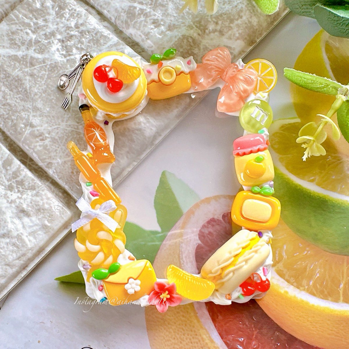DecoAi's tweet photo. 大きなマカロンが主役💛
推し色イエローなホイップデコトレカケース🍊
サイズ：B8

#ホイップデコ #トレカケース #デコトレカケース #推し活 #推し色 #トレカケースデコ #デコパーツ https://t.co/MLtChPdRL3