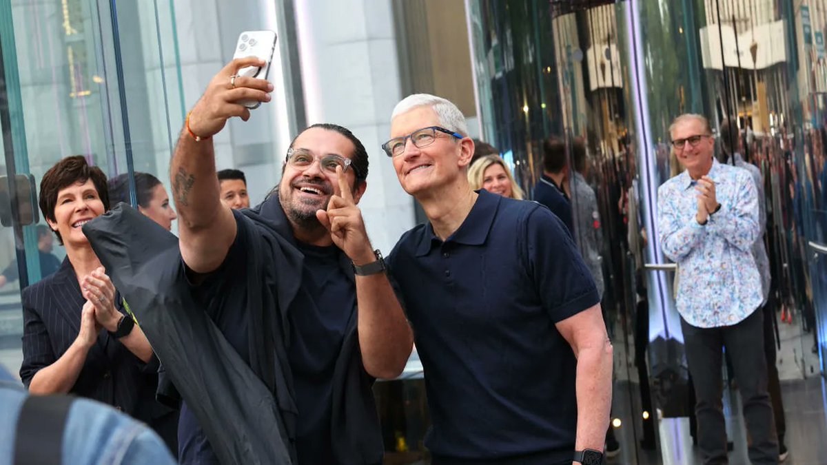 特朗普抨击苹果从印度向美国供应iPhone的计划】美国总统在卡塔尔发表讲话时说，他“昨天和蒂姆•库克(Tim Cook)有点小问题”。这名苹果 首席执行官上周证实，未来几个月，印度工厂将供应“大部分”在美国销售的iPhone手机。https://t.co/ostvkaBAWX