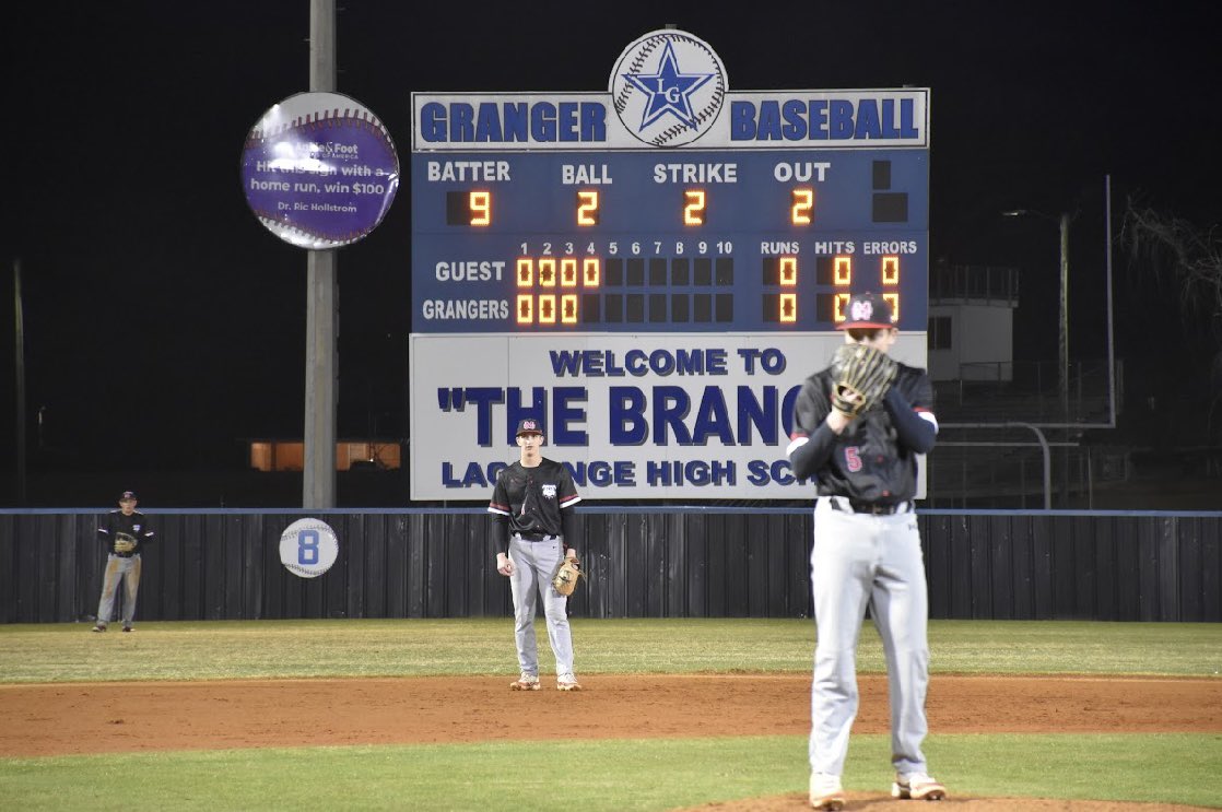Caylemrichards1's tweet image. This team will forever have a place in my heart. Junior year ✅

46 IP 
13 ER 
54 SO 
1.97 ERA
39 LOB
90 PA 
74 AB 
23 HITS
.311 BA
9 XBH ( 3 3B ) 
3 HR 
18 RBI 
@MOCO_BSB