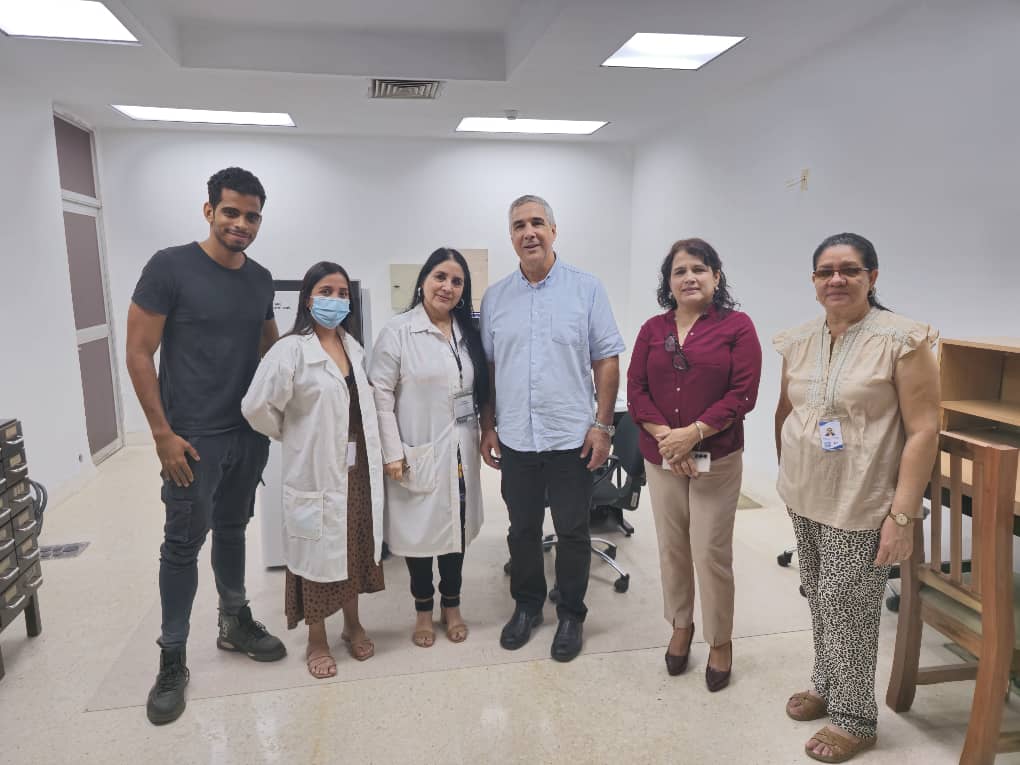 Disfruté mucho ver el nuevo microscopio electrónico instalado y funcionando en el <a href="/CIGBCuba/">CIGBCuba</a>. Importantes proyectos basados en la biología celular se beneficiarán con este nuevo equipamiento. #CubaEsCiencia