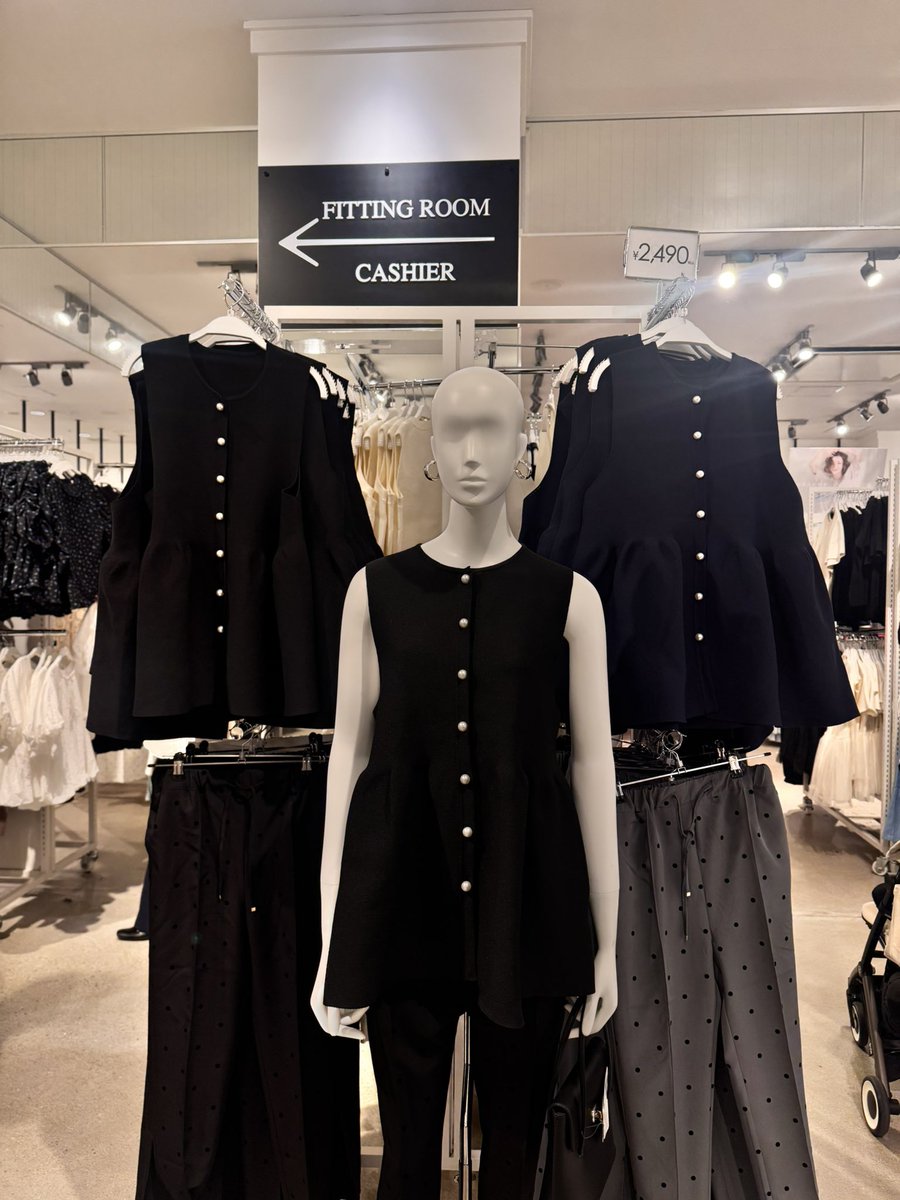 b_rinnatural's tweet photo. 清楚キレイめお姉さんになりたい人、
今すぐCOCA行って。値段バグってるのに服の質もデザインも優勝すぎ。

もう私、コーデ組む時はCOCA信者。 https://t.co/s7VOFtWwJc