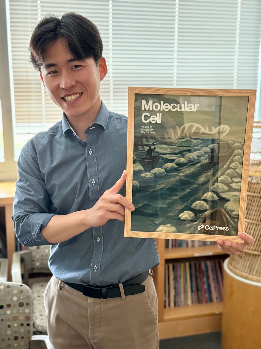 Ana Fiszbein (@anafiszbein) on Twitter photo Proud to introduce our lab’s very first PhD graduate, Dr. Kim (<a href="/GyeungYun_Kim/">GyeungYun Kim</a>)! He defended his thesis today—the same day his first-author paper hit the cover of <a href="/MolecularCell/">Molecular Cell</a>. What a way to graduate! Proud to introduce our lab’s very first PhD graduate, Dr. Kim (<a href="/GyeungYun_Kim/">GyeungYun Kim</a>)! He defended his thesis today—the same day his first-author paper hit the cover of <a href="/MolecularCell/">Molecular Cell</a>. What a way to graduate!