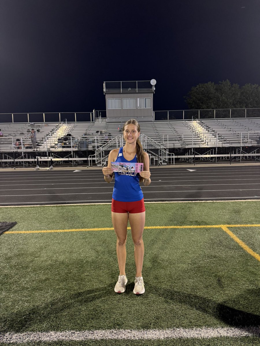 Congrats to our auto qualifier Aubrey Sandbothe in the Long Jump! 🥈
