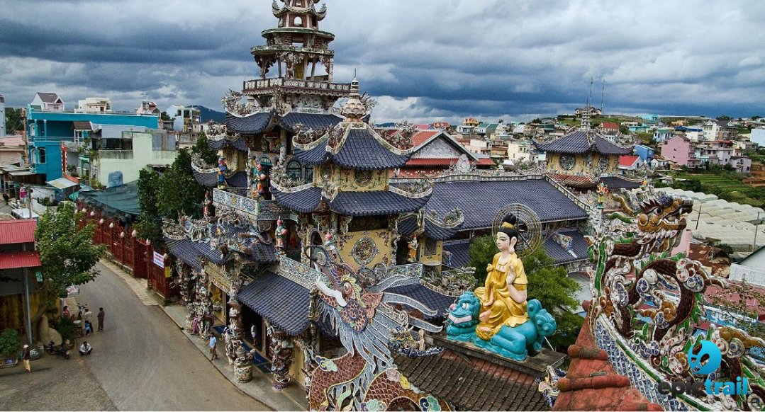 Epictrail_'s tweet photo. 다랏 (Đà Lạt)의 린푸옥 사원 (Chùa Linh Phước)은 60만 송이 불사의 꽃으로 만들어진 관세음보살상과 독특한 모자이크 건축으로 유명합니다. 고원 속에서 깊은 영적 평화를 느껴보세요. 🌸#vietnam #travel #epictrail https://t.co/jHczW07nxy