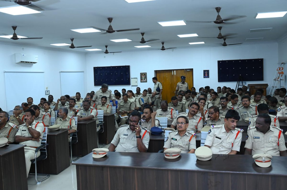 SpEluruDistrict's tweet photo. **ఏలూరు జిల్లా పోలీస్ బదిలీలు పారదర్శకంగా**
ఏలూరు జిల్లాలో పోలీస్ సిబ్బంది సాధారణ బదిలీలను ఖాళీలు, సీనియారిటీ, గతంలో పని చేసిన ప్రాంతాలను పరిగణనలోకి తీసుకుని, సిబ్బందిని ఇతర ప్రాంతాలకు బదిలీ చేశారు.
@APPOLICE100
\#PoliceReforms
\#PublicService
\#SPLeadership
\#DutyWithIntegrity https://t.co/QGdZKVcjbi