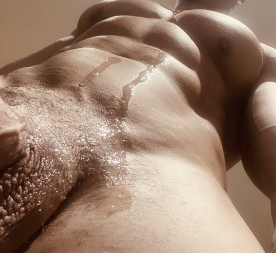 听说这样可以涨粉，看看是不是真的。#肌肉男 #肌肉熊 #粗腿 #大胸肌 #翘臀 #壮熊 #裸体 #猛男 #脂包肌 #肌肉崇拜 #黑皮 #体育生