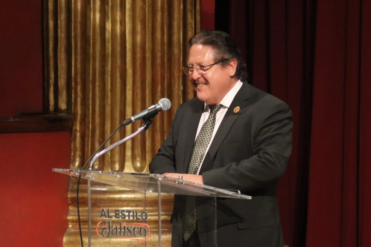 MtroLeonelSnte's tweet photo. En el emblemático Teatro Degollado rendimos Homenaje al Mérito Docente por 30 y 40 años de servicio🏅

Expusimos que la mejor manera de reconocer el trabajo de 30 y 40 años de servicios de nuestras compañeras y compañeros es honrando su labor educativa y su aportación a la lucha magisterial. 

Por eso ratificamos la demanda que desde hace dos años hicimos al gobierno federal y estatal: 

➡️ Calendario Escolar de septiembre a junio, para garantizar el descanso mental y físico de alumnos y docentes. 

➡️ También hicimos visible que después de 20 años nadie a demostrado que un calendario con tanto días laborable a mejorado el sistema educativo, el desempeño de los docentes o los aprendizajes de los alumnos. 

👏  Tuvimos una excelente respuesta, es. histórico , el Gobernador Pablo Lemus Navarro le responde a SNTE16 y anuncia la disposición para establecer un Calendario que ofrezca dos meses de vacaciones de verano. 📅

🔸 UNIDAD Y LUCHA 🔸
¡¡¡ Esta es la nueva etapa de la Sección 16 del SNTE !!!

#MaestroLeonelMayorga
#SNTE16CercadeTi