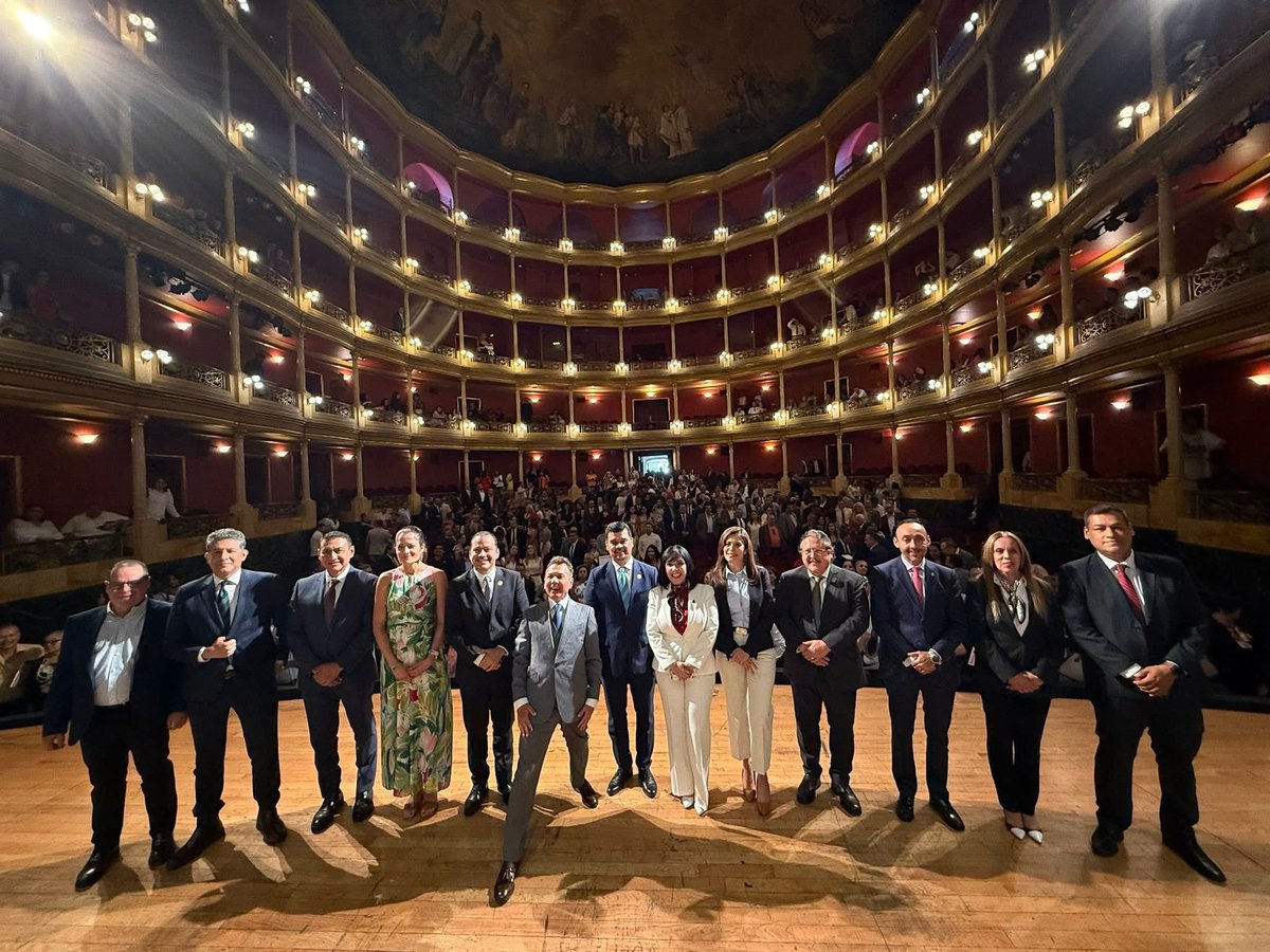 MtroLeonelSnte's tweet photo. En el emblemático Teatro Degollado rendimos Homenaje al Mérito Docente por 30 y 40 años de servicio🏅

Expusimos que la mejor manera de reconocer el trabajo de 30 y 40 años de servicios de nuestras compañeras y compañeros es honrando su labor educativa y su aportación a la lucha magisterial. 

Por eso ratificamos la demanda que desde hace dos años hicimos al gobierno federal y estatal: 

➡️ Calendario Escolar de septiembre a junio, para garantizar el descanso mental y físico de alumnos y docentes. 

➡️ También hicimos visible que después de 20 años nadie a demostrado que un calendario con tanto días laborable a mejorado el sistema educativo, el desempeño de los docentes o los aprendizajes de los alumnos. 

👏  Tuvimos una excelente respuesta, es. histórico , el Gobernador Pablo Lemus Navarro le responde a SNTE16 y anuncia la disposición para establecer un Calendario que ofrezca dos meses de vacaciones de verano. 📅

🔸 UNIDAD Y LUCHA 🔸
¡¡¡ Esta es la nueva etapa de la Sección 16 del SNTE !!!

#MaestroLeonelMayorga
#SNTE16CercadeTi