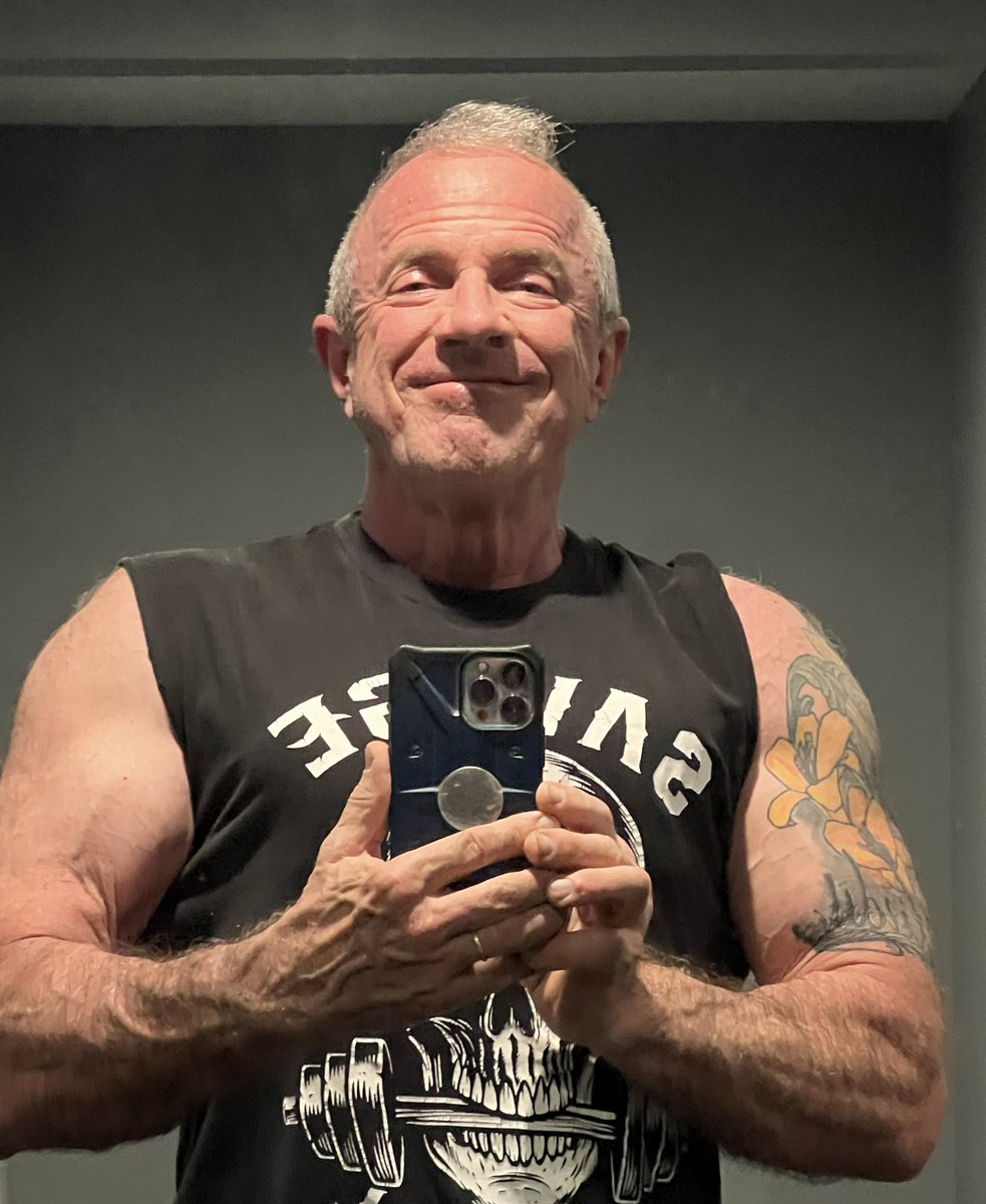 PainterPaul7's tweet photo. The Fitness Room in this hotel has very poor equipment. But the lighting is EPIC!! I should hire a photographer and do a photo shoot!
#paulerlandsonart #bodybuildingover60 #npcbodybuilding #goodlighting #hotelfitnesscenter https://t.co/HaaFCvYwlA