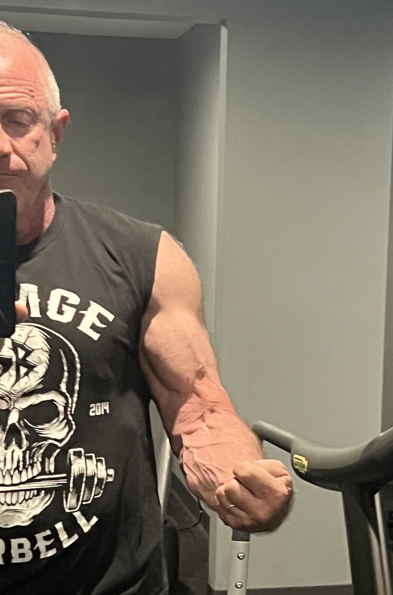 PainterPaul7's tweet photo. The Fitness Room in this hotel has very poor equipment. But the lighting is EPIC!! I should hire a photographer and do a photo shoot!
#paulerlandsonart #bodybuildingover60 #npcbodybuilding #goodlighting #hotelfitnesscenter https://t.co/HaaFCvYwlA
