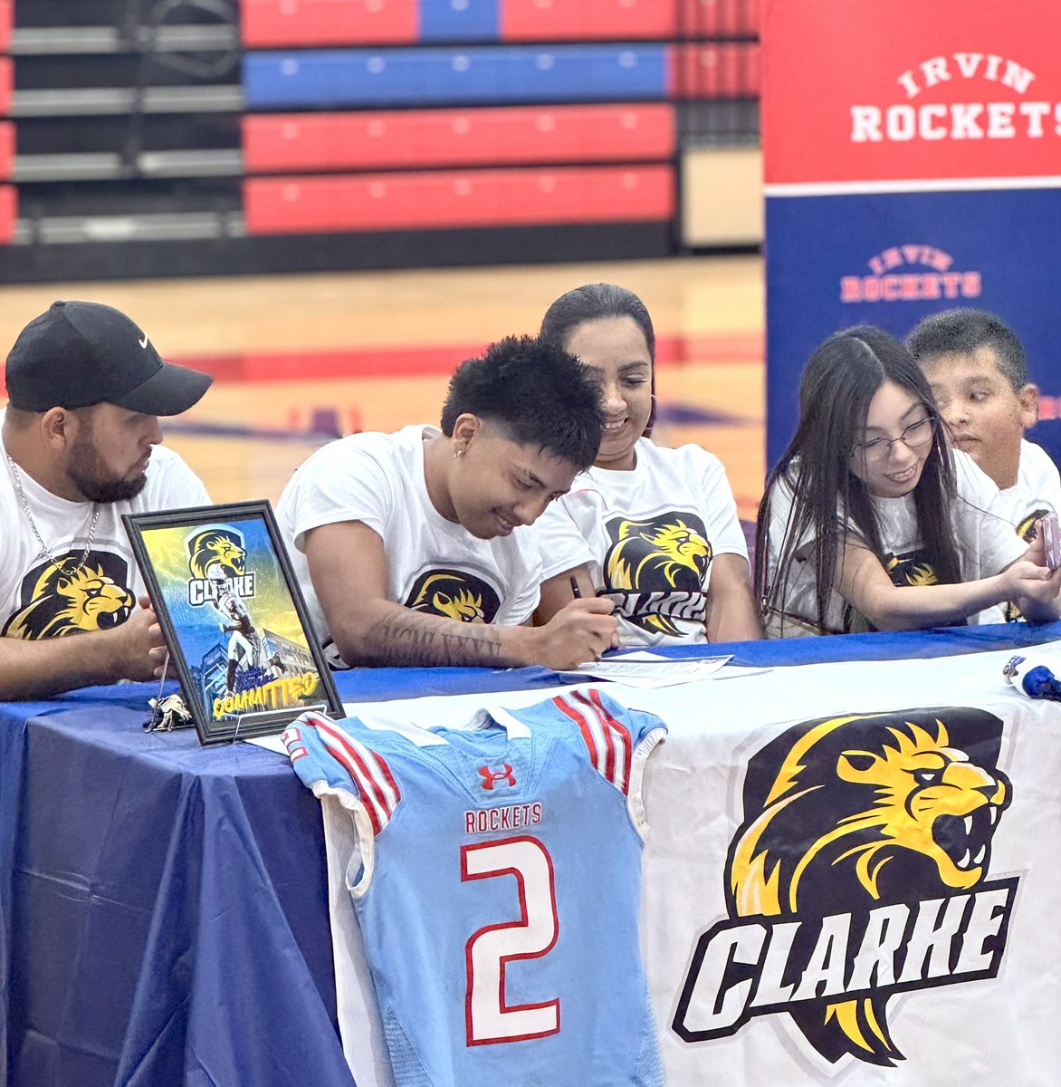 IrvinRocketftbl's tweet image. He's officially, official. Congratulations on your commitment to play at the next level, Cricket! Proud is an understatement. GO ROCKETS! 🚀
#PenToPaper ✍️🏼