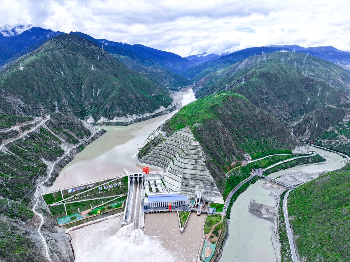 PDChinese's tweet image. 【金沙江上游巴塘水電站首台機組併網發電】5月15日，位於金沙江上游的巴塘水電站首台機組經過72小時試運行後，正式併網發電。巴塘水電站位於四川省和西藏自治區交界的金沙江幹流，電站總裝機容量75萬千瓦，年平均發電量33.75億千瓦時，可供應175萬個家庭一年的用電量，預計2025年9月全容量投產。