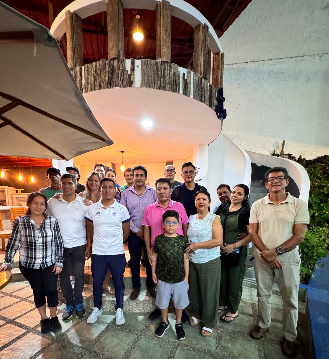 Fede_Galapagos's tweet photo. Firmamos acuerdo de cooperación con #AsoTriatlóndeGalápagos  para una gestión conjunta  del Triatlón en Galápagos, nos permitirá fortalecer el deporte. 

Con este acuerdo ganan nuestros #Deportistas y el deporte seguirá  fortaleciéndose. @DeporteEc https://t.co/HNM131LQVD