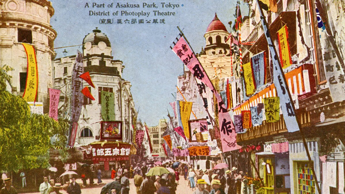 edotokyomuseum's tweet photo. 「これからは映画の時代ね」
東京観光の定番ルートだった大正時代の浅草を、3Dデータで再現。浅草六区の興行街や浅草十二階など、当時の盛り場の雰囲気を美麗なグラフィックで追体験できる。

スマフォアプリ「ハイパー江戸博 大正ロマン浅草編」2025年5月22日（木）無料配信はじまる！

#ハイパー江戸博 #大正浪漫 #浅草