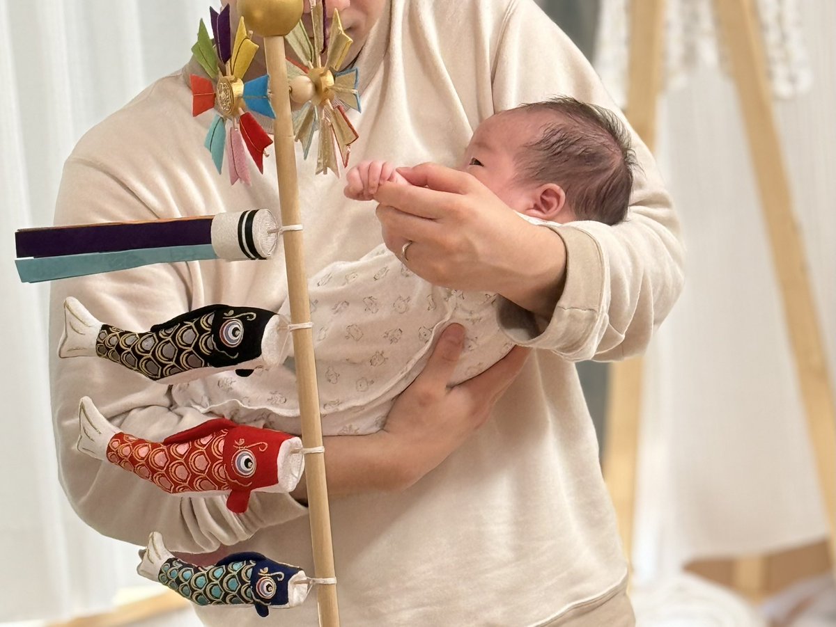 え、仕事、10月から1日一件くらいはと思っていたけど再開出来る気がしない（魔の3週っていつまで？　魔の3カ月もやってくるって本当に？？）
↓最初で最後の顔出し。パパに抱っこされたベビー、鯉のぼりと共に。