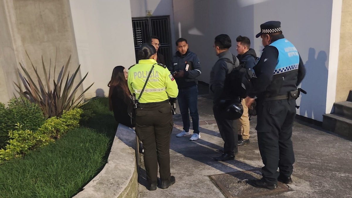 agentesdequito's tweet photo. 👮🏼🚨 #OperativoDeControl | En varios puntos de la ciudad realizamos operativos interinstitucionales de control de consumo de bebidas alcohólicas en el espacio público.
📝 Cumple la normativa vigente, evita sanciones.
#SomosAgentesDeQuito 💙 https://t.co/PeMCBg1UYC