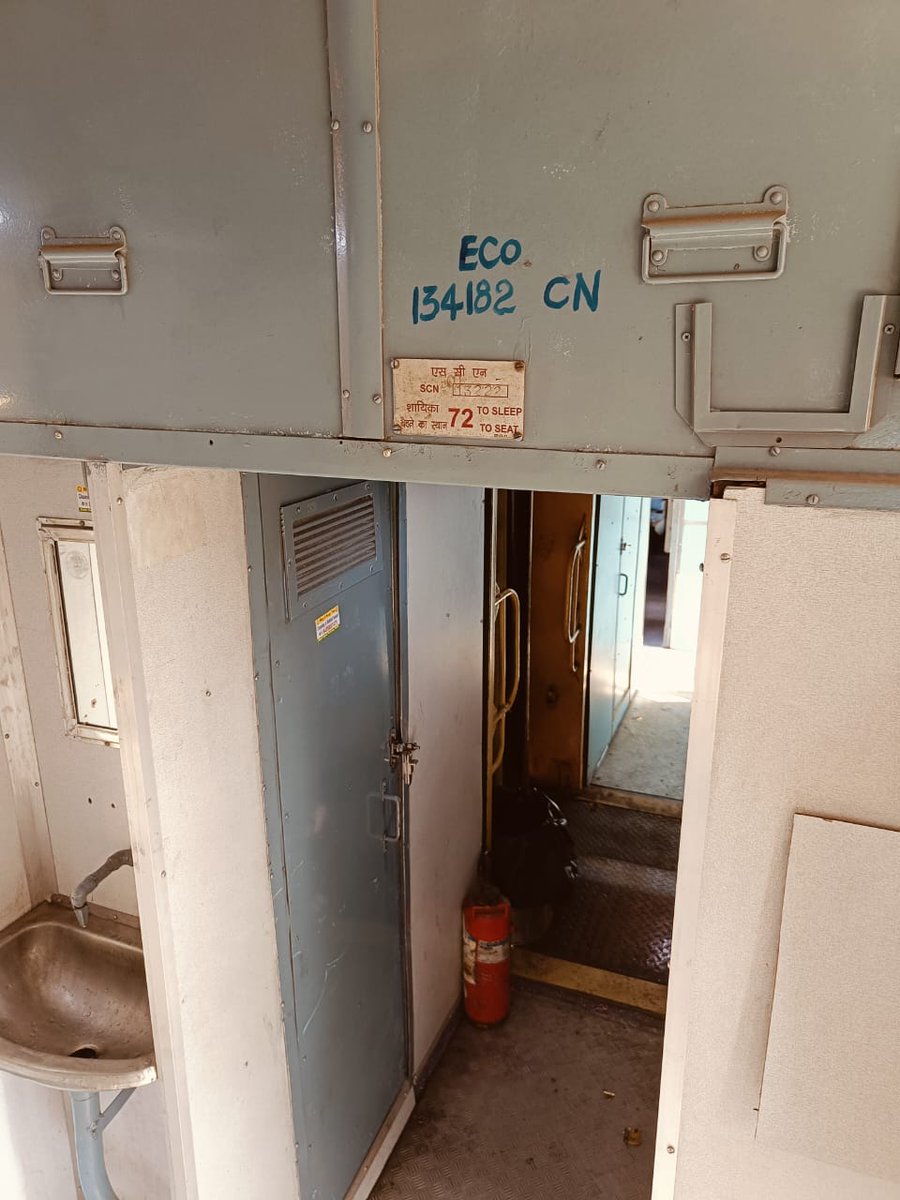 ArbindSinha18's tweet photo. ट्रेन संख्या 02832 में स्लीपर कोच 8(S-8) का बाथरूम गंदा है और बदबू आ रहा है। पानी भी नही आ रहा है। कृपया इस परेशानी को अविलंब दूर करें। सभी यात्री बहुत परेशान हैं। 
@RailwaySeva @RailMinIndia @Rail_Minister https://t.co/PFPkEsauA6