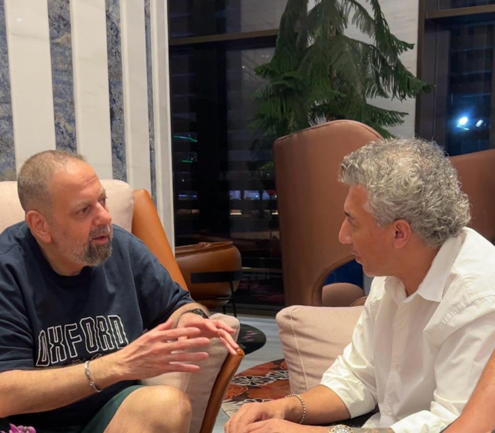 من الرياض عاصمة المحبة والسلام 
دائما تجمعنا مع الاحبة والاصدقاء اليوم مع الصديق العزيز صوت الاردن الفنان الكبير عمر العبداللات نورت الرياض ابو حسين الله حيا 🙏🏻❤️
#عمر_العبداللات #الموزع_الموسيقي_محمد_الخطيب
#الرياض #السعودية 
<a href="/OmarAlAbdalaat/">عمر العبداللات</a>