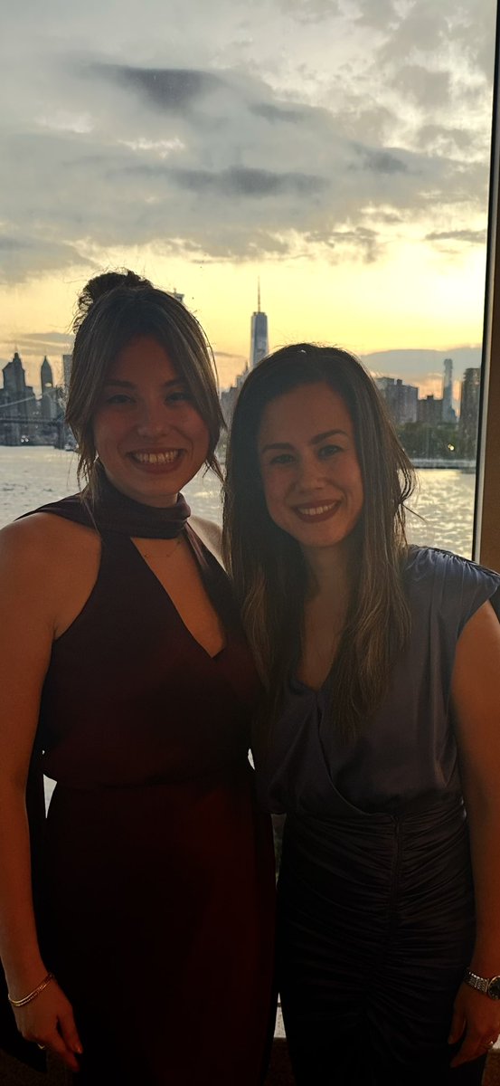 Today, my sister completed her internal medicine residency. Next year, she will serve as Chief Resident in Internal Medicine at SUNY Downstate.
#proudsister 🧿 Bu gün kardeşim iç hastalıkları uzmanı oldu. Abd’de göçmen bir doktor olmak, uzmanlığa girebilmek oldukça zor. #çokgurur