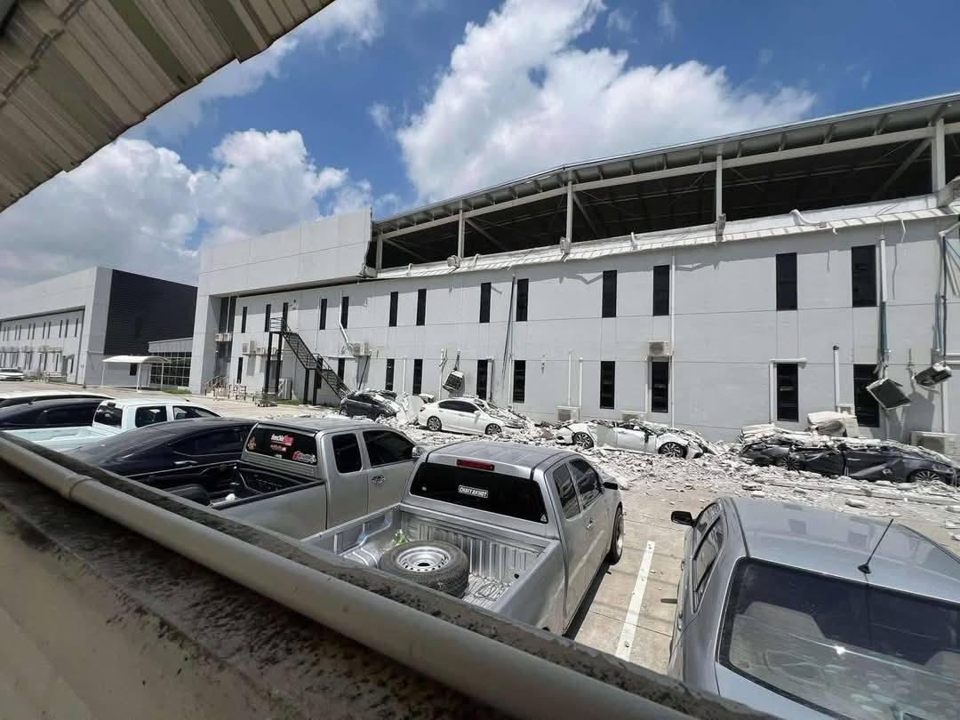 ด่วน! โรงงานในนิคมอมตะซิตี้ชลบุรี เฟส 10 อ.พานทอง จ.ชลบุรี โครงสร้างอาคารถล่ม ทับรถยนต์พังเสียหาย ไม่มีผู้ได้รับบาดเจ็บ #อาคารถล่ม