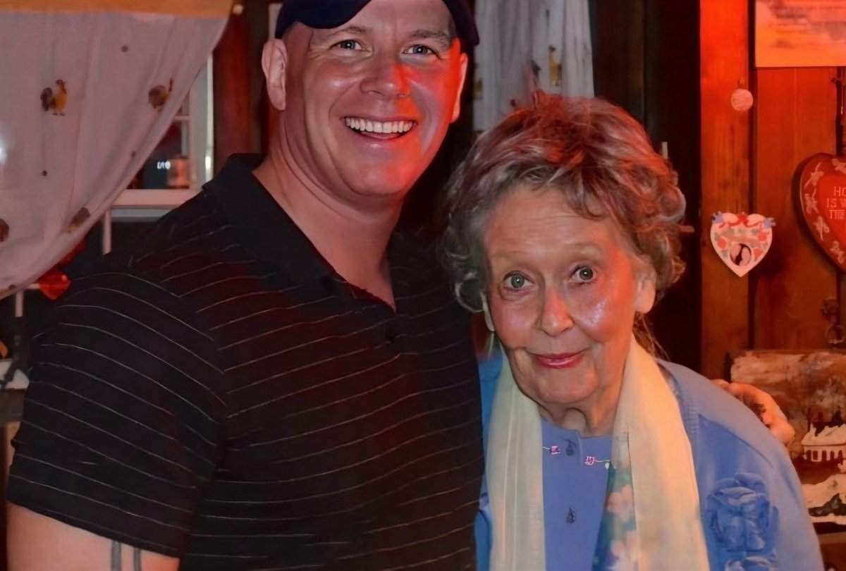 Lorraine Warren and I in her kitchen. We all miss and love her so much. #edandlorrainewarren #lorrainewarren #beautifulsoul #paranormal #ghost #haunting #theconjuring #theconjuringlastrites