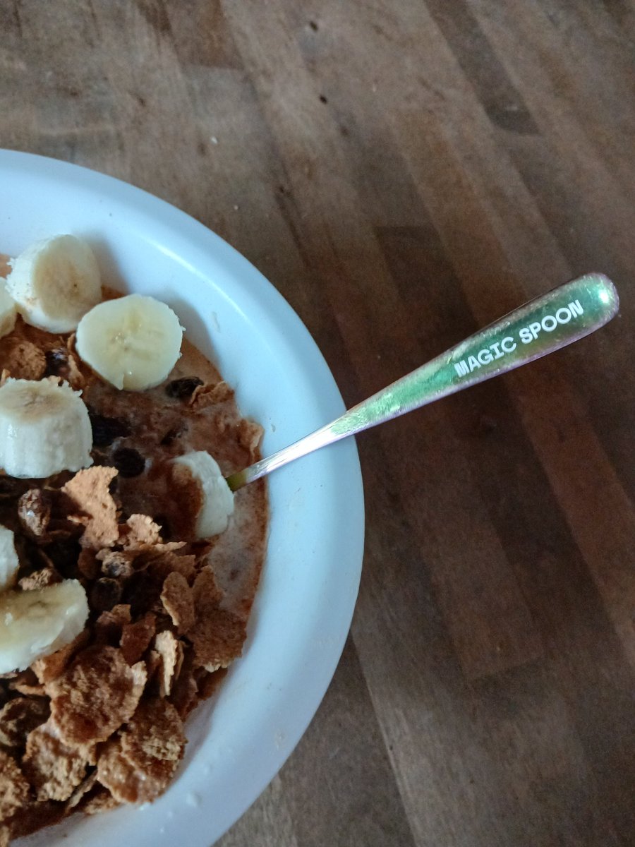 TreeDonkeyOne's tweet photo. Just plain ole' boring ole' bowl...
Bran, raisins, cinnamon, banana-

You got the pimping ass lucky charms, and what I think might be reeses puffs, peanut butter puffs?

Did you get a second bowl? I would have rocked 2 bowls if that for sure! 

Smores cereal is super awesome too https://t.co/cBxodlK9AU