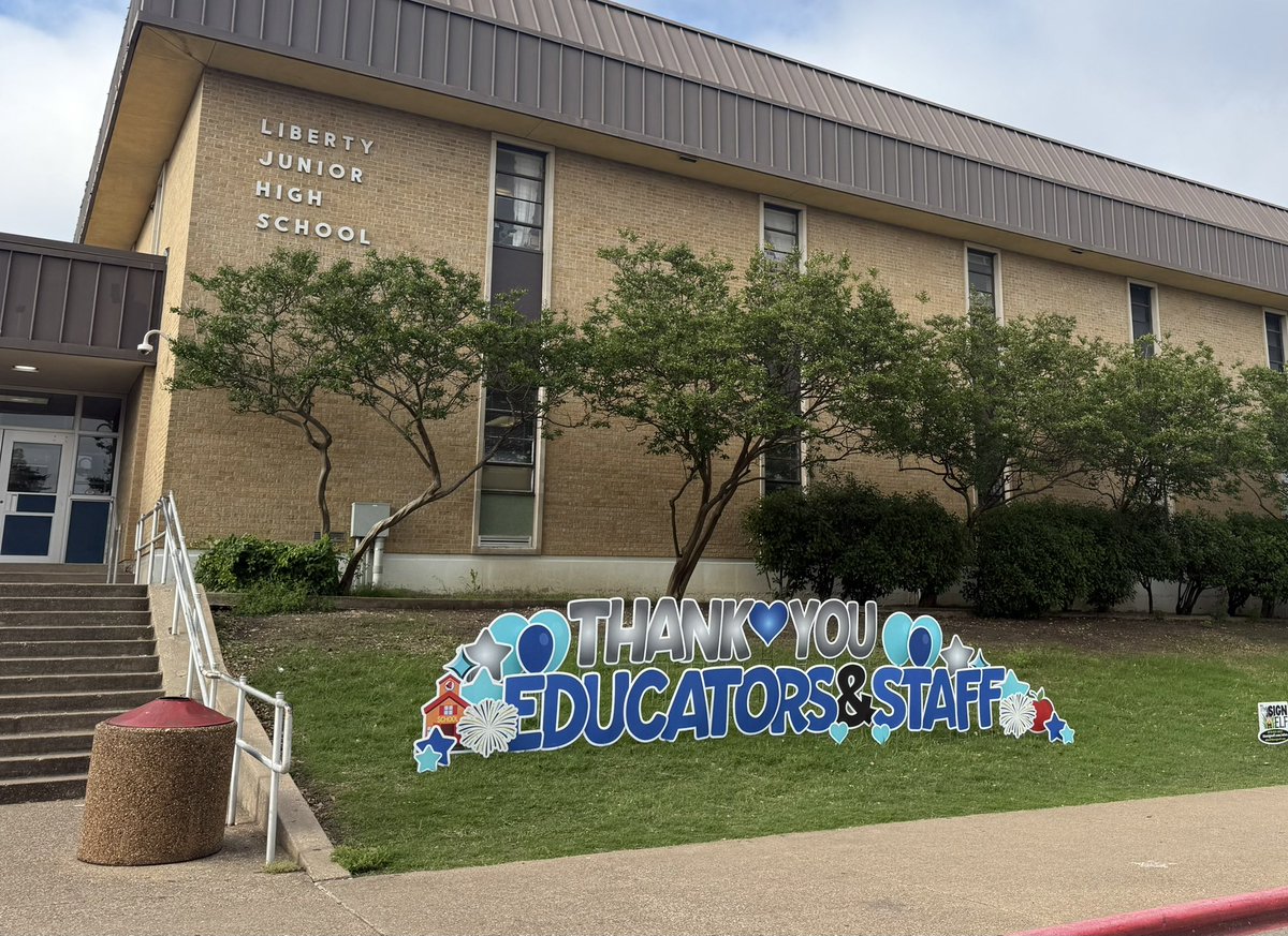 ljhpatriots's tweet photo. Youth Guidance has had such a profound impact on our students’ social/ emotional development.  Thank you, Mrs. Aguilar, Lorena Brown and Angie Lee for supporting this amazing partnership! Jose and Ashley rock!#proud2bljh #RISDBeTheOne https://t.co/8NTGHjnWBz