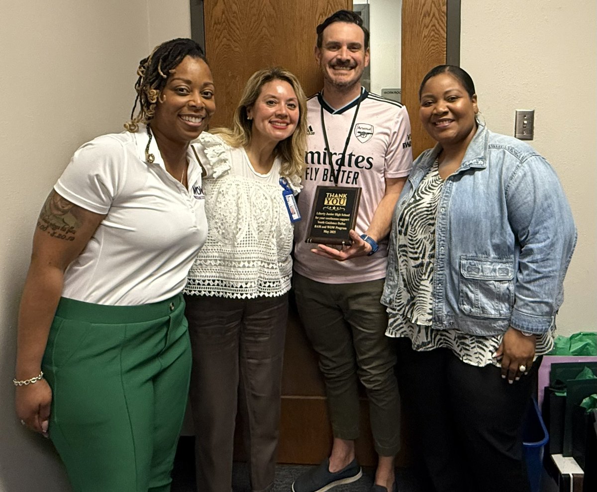 ljhpatriots's tweet photo. Youth Guidance has had such a profound impact on our students’ social/ emotional development.  Thank you, Mrs. Aguilar, Lorena Brown and Angie Lee for supporting this amazing partnership! Jose and Ashley rock!#proud2bljh #RISDBeTheOne https://t.co/8NTGHjnWBz