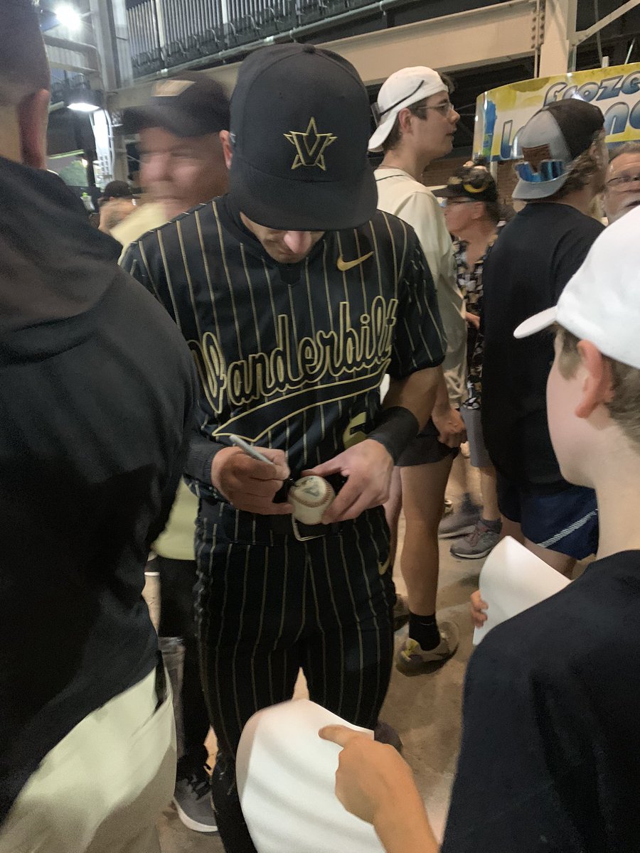HR ✅ 
Walk off win ✅ 
Signing autographs after for all the kids.  Keep it up Mike!