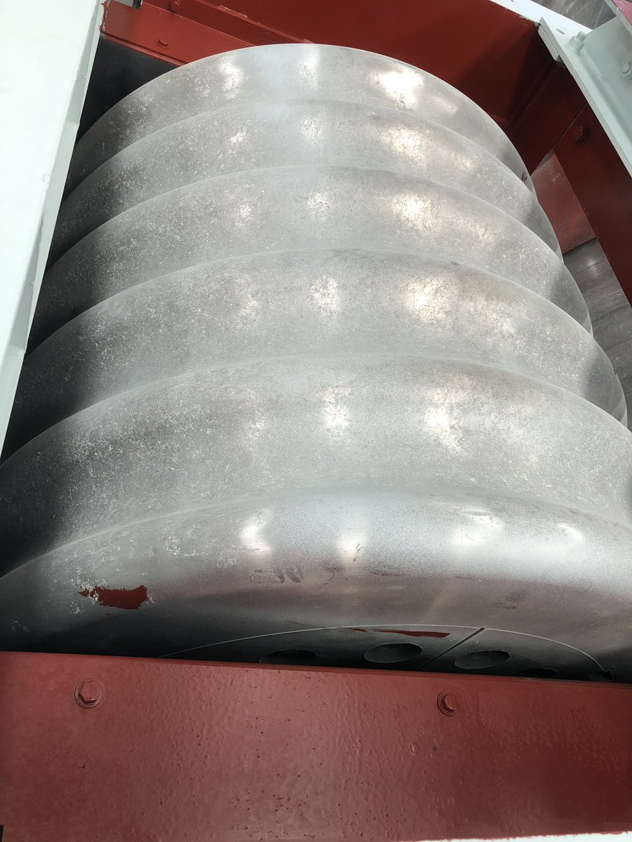 JinluSandMaker's tweet image. Differential speed dual roller crusher has two curved rollers, one is active, another is passive. Later today I will upload the latest video of dual roller crusher. Coming soon…
#rollercrusher #sandmakingmachine #sandcrusher #sandplant #curvedrollercrusher #limestone #silicasand