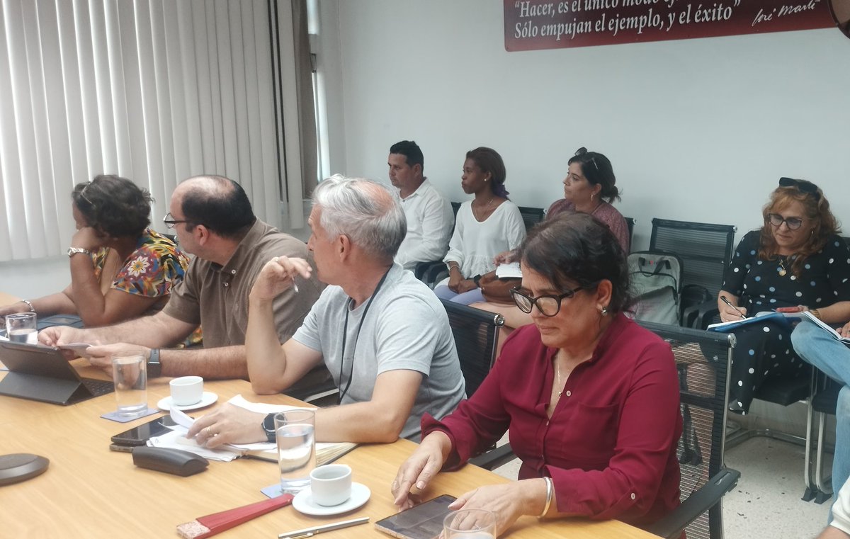 Eduardo Martínez Díaz (@edmartdiaz) on Twitter photo Junto a la presidenta de <a href="/BioCubaFarma/">BioCubaFarma</a>, supervisamos la producción de vacunas para el "Programa Ampliado de Inmunización cubano". A pesar del complejo escenario actual, se mantienen garantizadas las 11 vacunas comprometidas con este Programa. #CubaPorLaSalud Junto a la presidenta de <a href="/BioCubaFarma/">BioCubaFarma</a>, supervisamos la producción de vacunas para el "Programa Ampliado de Inmunización cubano". A pesar del complejo escenario actual, se mantienen garantizadas las 11 vacunas comprometidas con este Programa. #CubaPorLaSalud