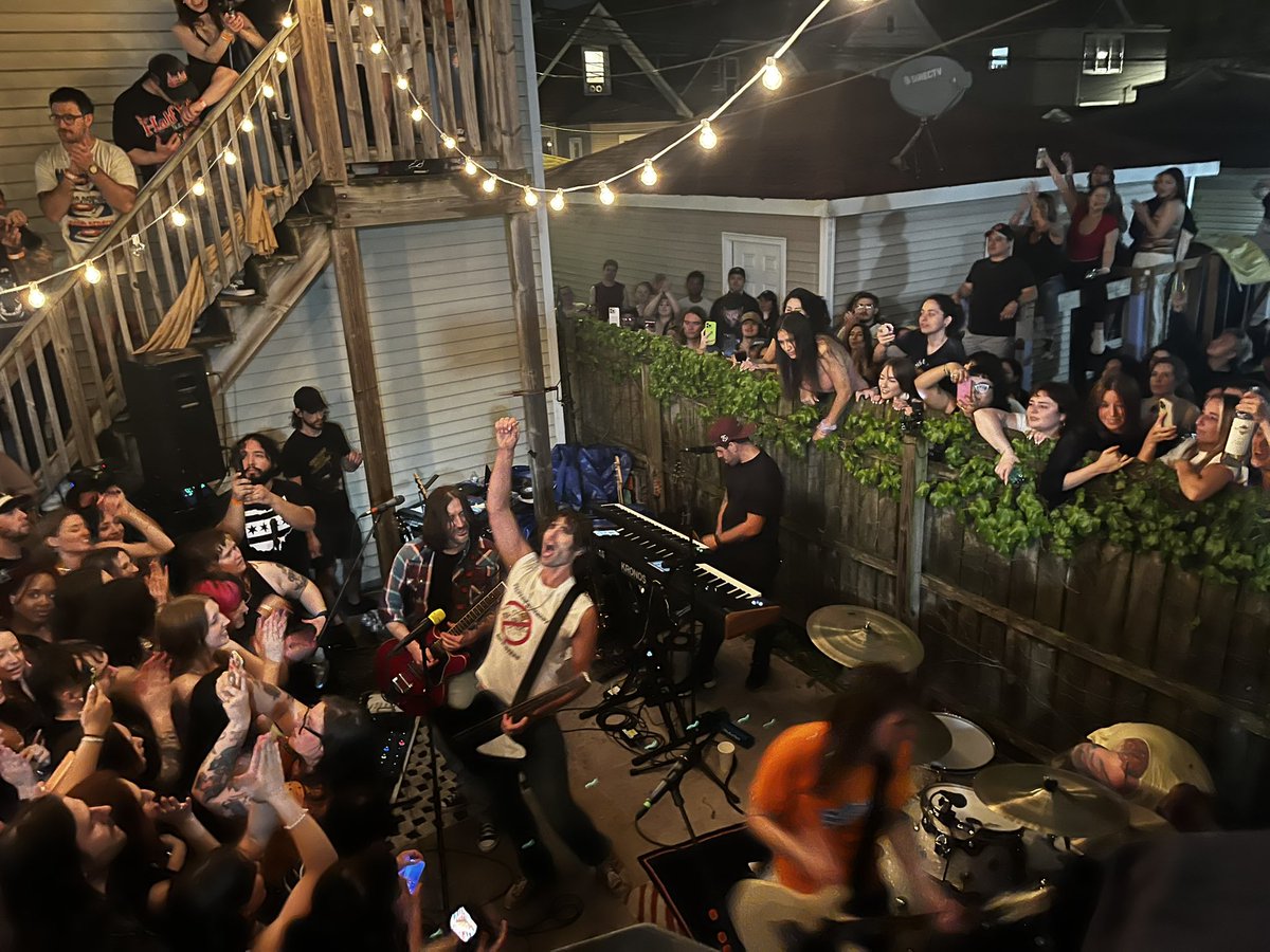 WestofDestiny's tweet photo. All American Rejects in Chicago #housepartytour https://t.co/CPrjh5o55L