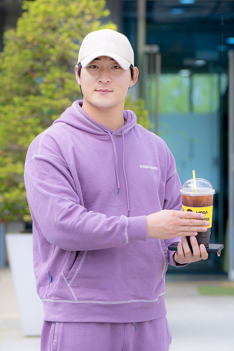 ☺️ 얼른 오시소~
커피 사서 들어오시길래 사진 찍어두 되냐고 물어봤더니 브랜드가리신 걸로 추정zz 웃긴분이심 ㅠㅠ