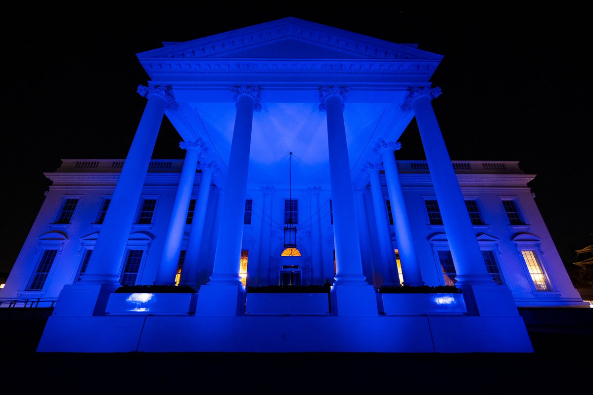 FLOTUS's tweet image. We honor and express our gratitude to the brave men and women in blue who dedicate their lives to protecting our communities.
#NationalPoliceWeek
#WhiteHouse