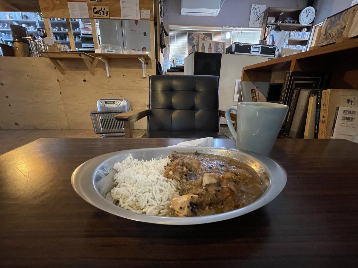 natsuki_0712's tweet photo. @NazukariW で食べるカレー
ここで食べるカレーは今まで食べたどこのカレーより塩が控えめで、その分スパイスがブワーッと来る感じ
今展示しているのは@boimitsugal 岩田駿一さんの魅力的な作品たち https://t.co/u4jXg7i3A0