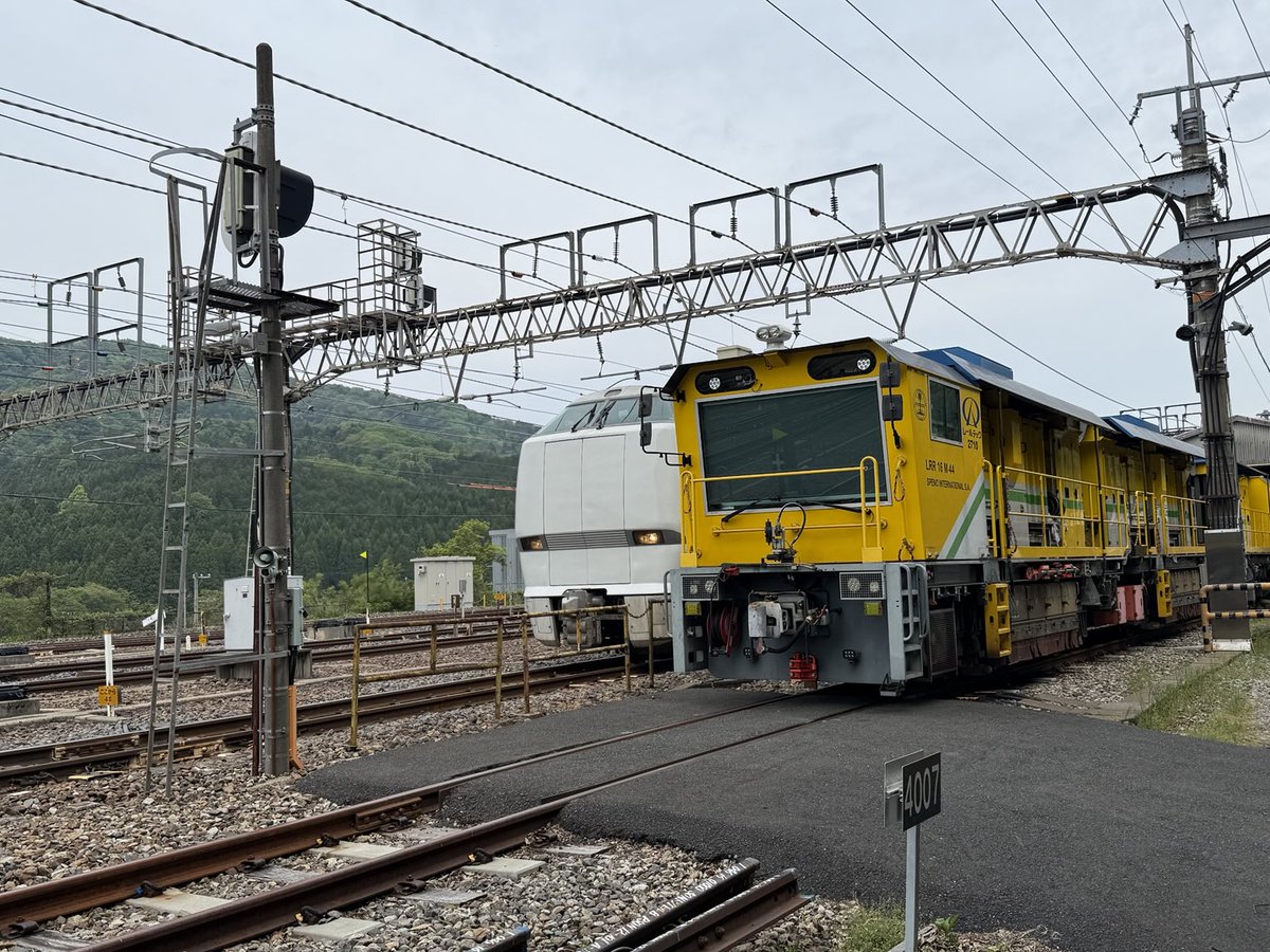 redwidowspider's tweet photo. 近江塩津駅に点検��？みたいな電車がいた。
デザインがスイスで製造がイタリア？ https://t.co/SGfoM5EIpS