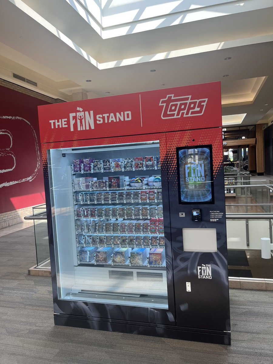 Pittsburgh1Pete's tweet photo. Saw this Topps vending machine in the mall today! Anybody ever buy a pack from one? Pretty cool! https://t.co/F1BhmKomJ2