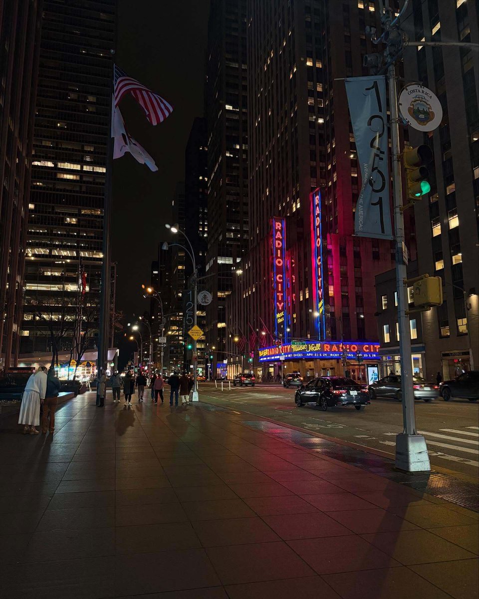 Skylei4's tweet photo. New York doesn’t sleep. But sometimes, it lets you walk slowly—like it’s giving you a quiet solo in its jazz symphony. https://t.co/ItmX6ma10e