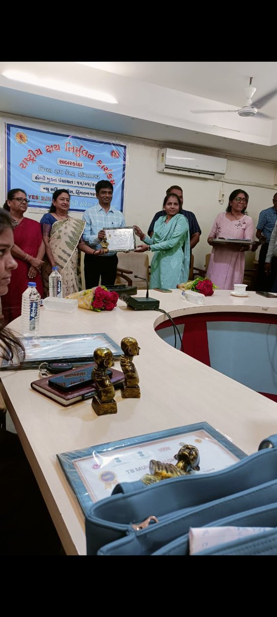 માન. જિલ્લા વિકાસ અધિકારી સાહેબશ્રીના હાથે હિંમતનગર તાલુકા 
ખાપરેટા ગામના વહીવટદાર તરીકે TB મુક્ત પંચાયત નો એવોર્ડ પ્રાપ્ત કરવાનો અવસર પ્રાપ્ત થયો <a href="/CMOGuj/">CMO Gujarat</a> <a href="/sabarkanthadp/">DDO Sabarkantha</a> <a href="/PMOIndia/">PMO India</a> <a href="/Bhupendrapbjp/">Bhupendra Patel</a> <a href="/CollectorSK/">Collector Sabarkantha</a> <a href="/DrdaSabarkantha/">DRDA SABARKANTHA</a>
 <a href="/InfoGujarat/">Gujarat Information</a>